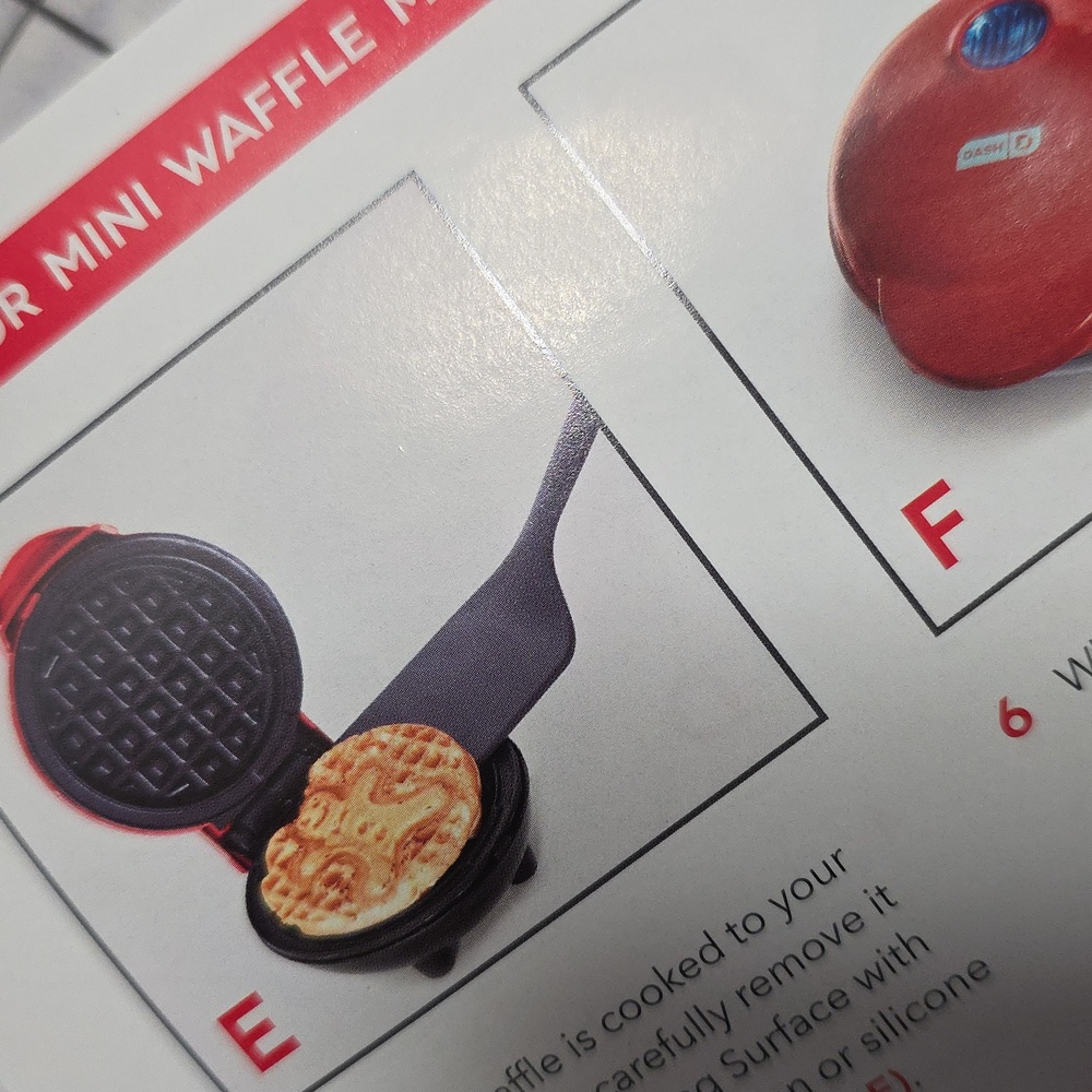 Compact Red Waffle Maker, Mini Gingerbread Man Maker, Dash, NIB - Picture 4 of 11